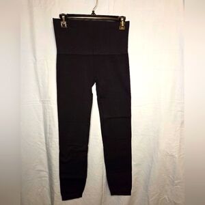 G232. Spanx Look At Me Now Seamless Leggings in Very Black - Size XL